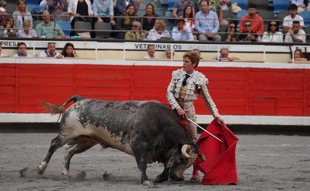 Natural de Borja Jiménez al toro finalmente indultado por el presidente.